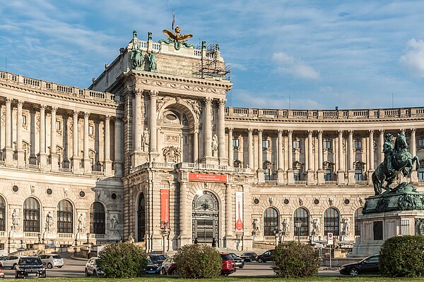 autor: Tilman2017; URL: https://commons.wikimedia.org/wiki/File:Wien,_Hofburg,_Neue_Burg-20160621-001.jpg