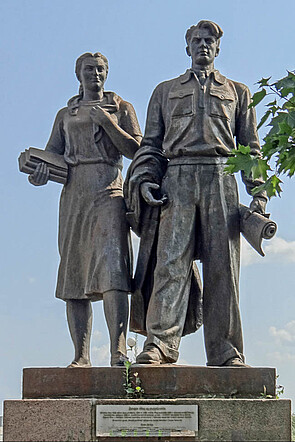 socialism statue vilnius by artists Juozas Mikėnas and Juozas Kėdainis