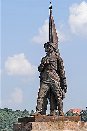 statue realisme socialiste in vilnius by Bronius Pundzius. 