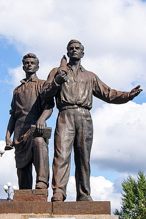 Soviet statue on the Green Bridge in Vilnius by Bronius Vyšniauskas and Napoleonas Petrulis. 