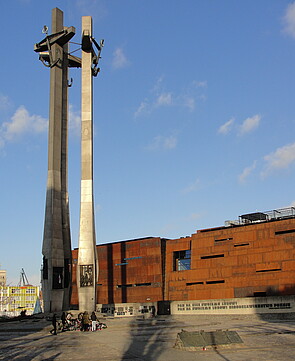 Monument to the Fallen Shipyard Workers with the European Solidarity Centre in the background. 